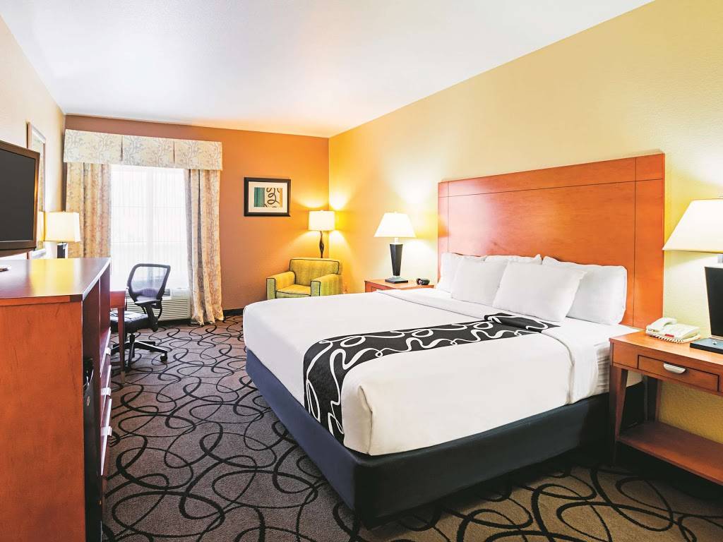 La Quinta Inn & Suites by Wyndham Ft. Worth - Forest Hill TX | 3346 Forest Hill Cir, Fort Worth, TX 76140, USA | Phone: (817) 339-6977