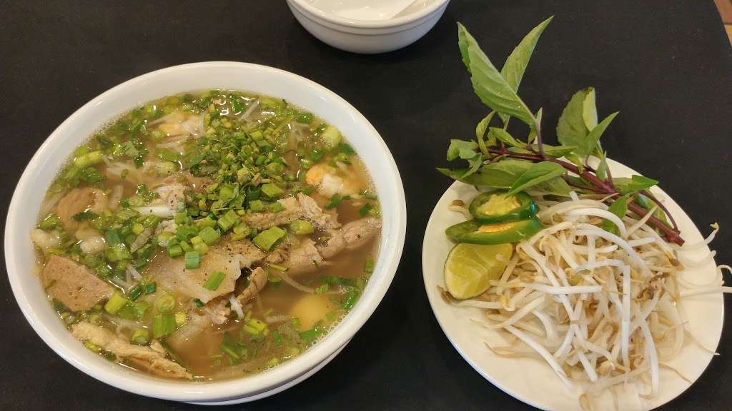 Pho King Awesome Waukesha | 316 W Sunset Dr, Waukesha, WI 53189, USA | Phone: (262) 549-0112