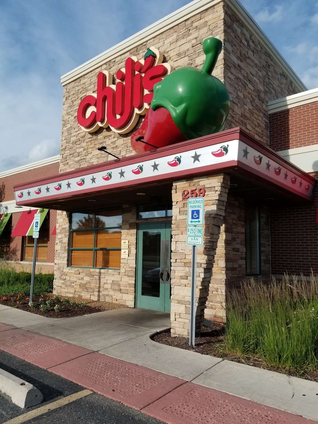 Chilis Grill & Bar | 259 S Weber Rd, Romeoville, IL 60446, USA | Phone: (815) 886-4429