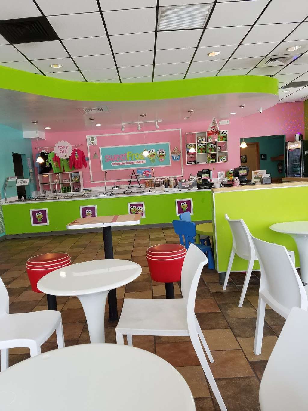 sweetFrog Premium Frozen Yogurt | 363 Avalon Park S Blvd, Orlando, FL 32828, USA | Phone: (407) 380-2476