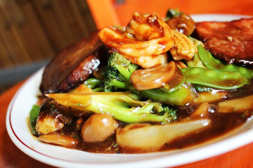 Lun Wah Restaurant & Tiki Bar | 587 Raritan Rd, Roselle, NJ 07203, USA | Phone: (908) 245-0656