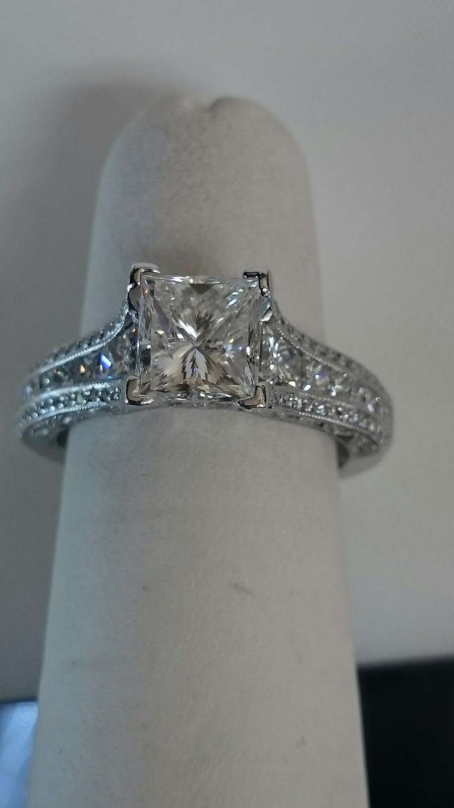 Viks Fine Jewelry | 2323 Richmond Ave, Staten Island, NY 10314, USA | Phone: (718) 761-5870