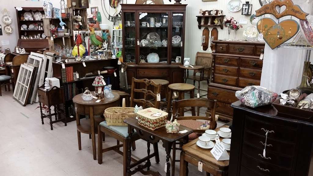 Wildwood Antique Mall of Wildwood | 364 Shopping Center Dr, Wildwood, FL 34785, USA | Phone: (352) 330-2800