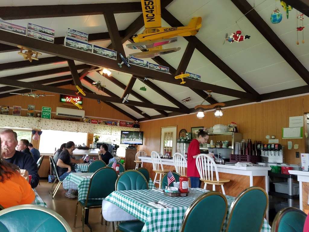 Cherry Ridge Airport Restaurant | 30 Bomber Ln, Honesdale, PA 18431, USA | Phone: (570) 253-5517