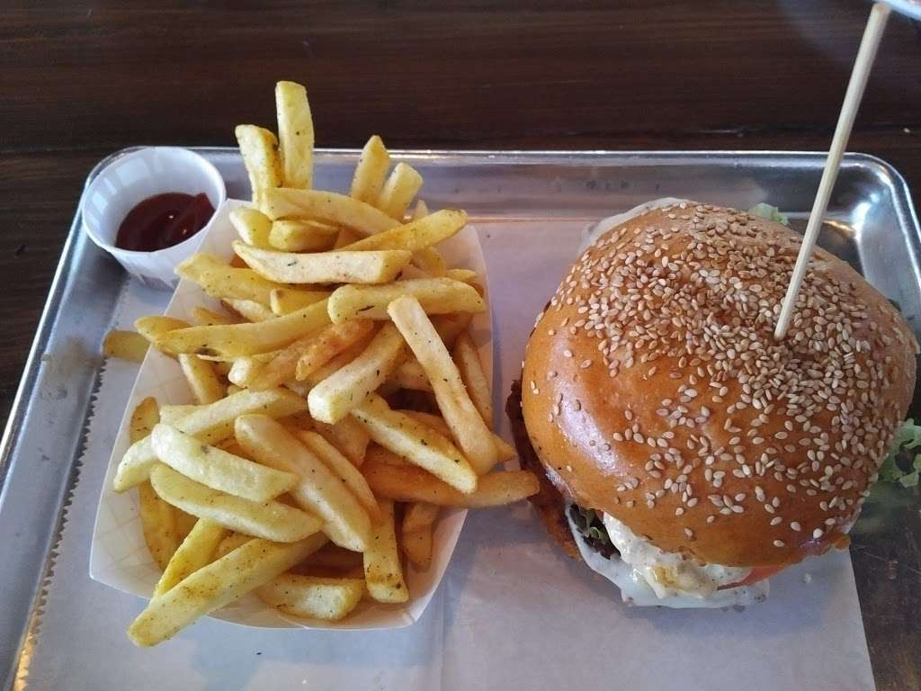 Nosh & Grog | 21 North St, Medfield, MA 02052, USA | Phone: (508) 359-4100