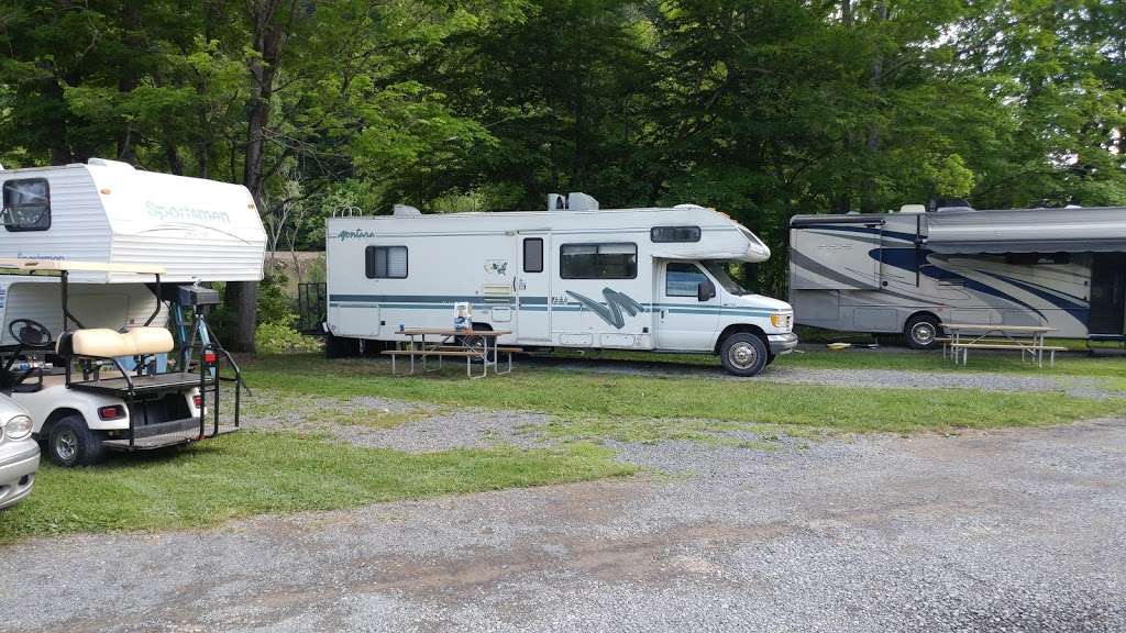 Hillwood Camping Park | 14280 Gardner Manor Place, Gainesville, VA 20155, USA | Phone: (703) 754-6105