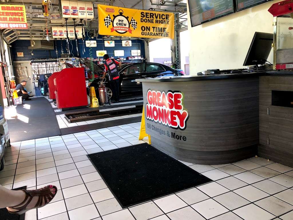 Grease Monkey | 1079 W Maple Ave, Mundelein, IL 60060, USA | Phone: (847) 837-9600