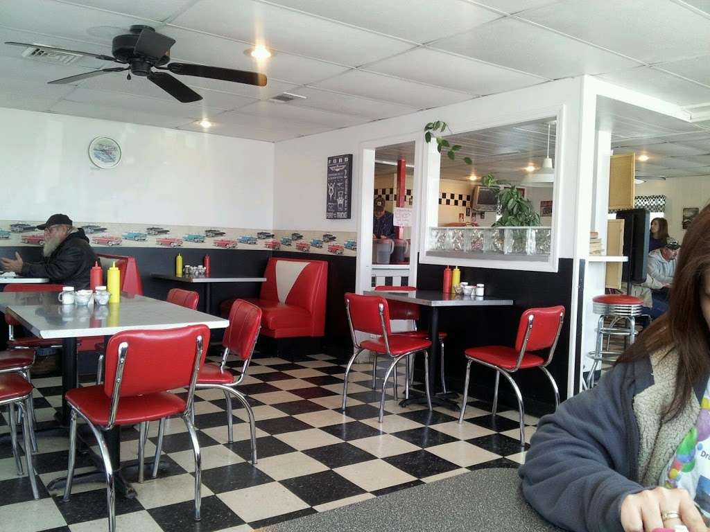 58 Diner | 300 E 10th St, Holden, MO 64040, USA | Phone: (816) 732-4019