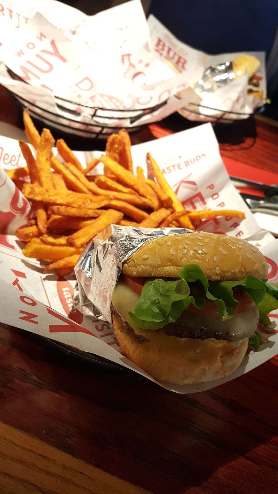 Red Robin Gourmet Burgers and Brews | 7111 W 95th St, Overland Park, KS 66212 | Phone: (913) 642-9800