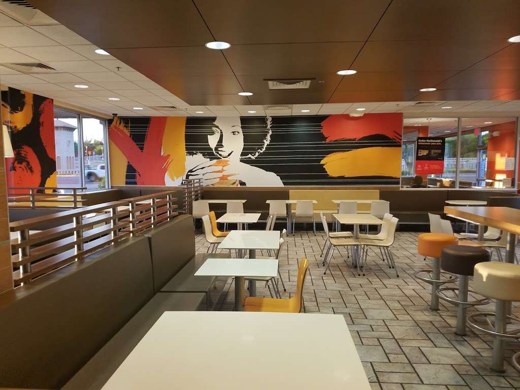 McDonalds | 2646 N PanAm Expy, San Antonio, TX 78208, USA | Phone: (210) 224-8037