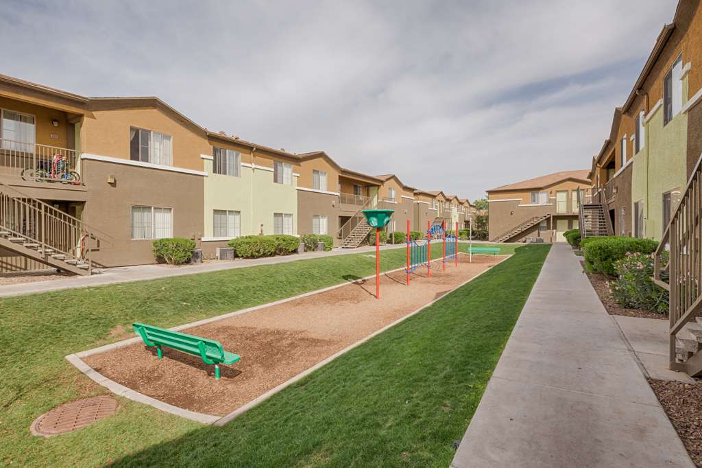 Desert Point Apartments | 6405 W McDowell Rd, Phoenix, AZ 85035, USA | Phone: (623) 499-9944