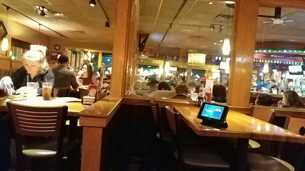 Applebees Grill + Bar | 145 N West End Blvd, Quakertown, PA 18951, USA | Phone: (215) 529-0334