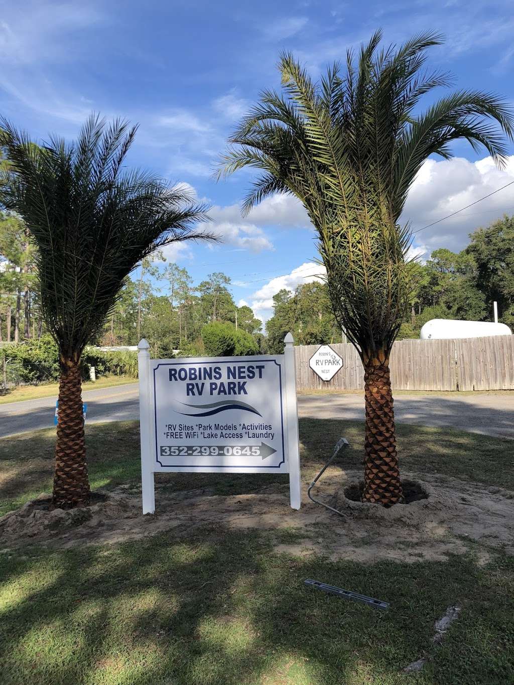 Robins Nest RV Park | 13400 NE 1st Street Rd, Silver Springs, FL 34488, USA | Phone: (352) 299-0645