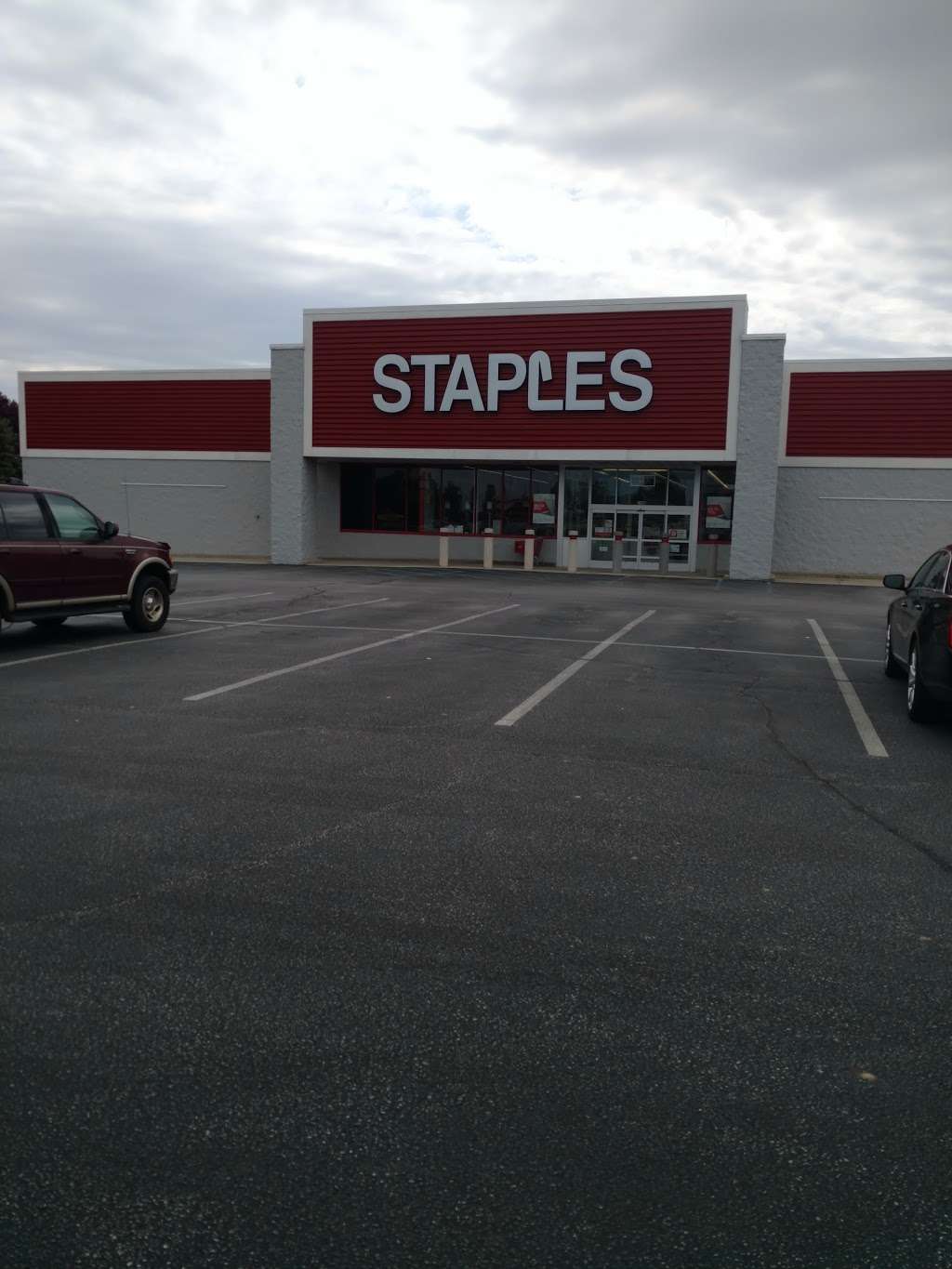 Staples | 2106 W Morthland Dr, Valparaiso, IN 46383, USA | Phone: (219) 464-9005