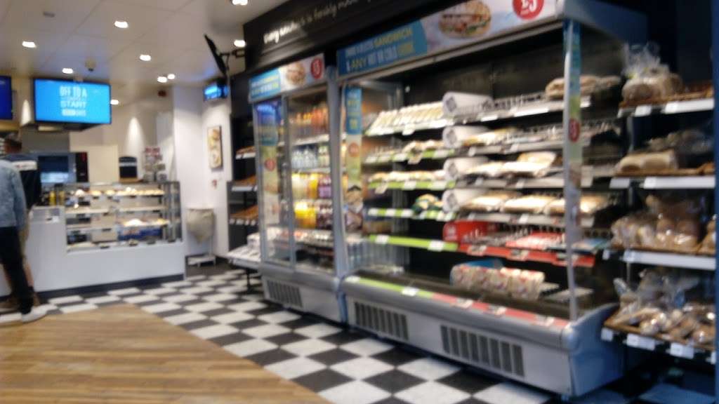 Greggs | 33 Central Parade, New Addington, Croydon CR0 0JD, UK | Phone: 01689 842636