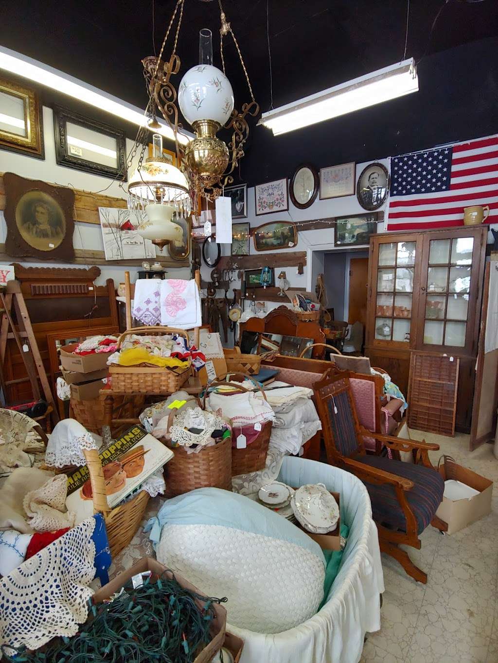 New Cumberland Antiques | 702 Massachusetts Ave, Upland, IN 46989, USA | Phone: (765) 506-1266