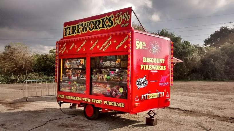 J & C Fireworks | Rookery Cafè Car Park, Great North Road, Welham Green, Hatfield AL9 5SF, UK | Phone: 07702 442049
