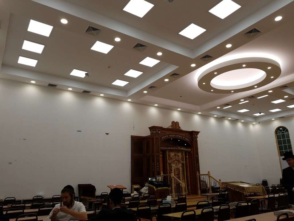 Radishitz Shul | 3 Echo Ridge Rd, Airmont, NY 10952 | Phone: (718) 930-5200