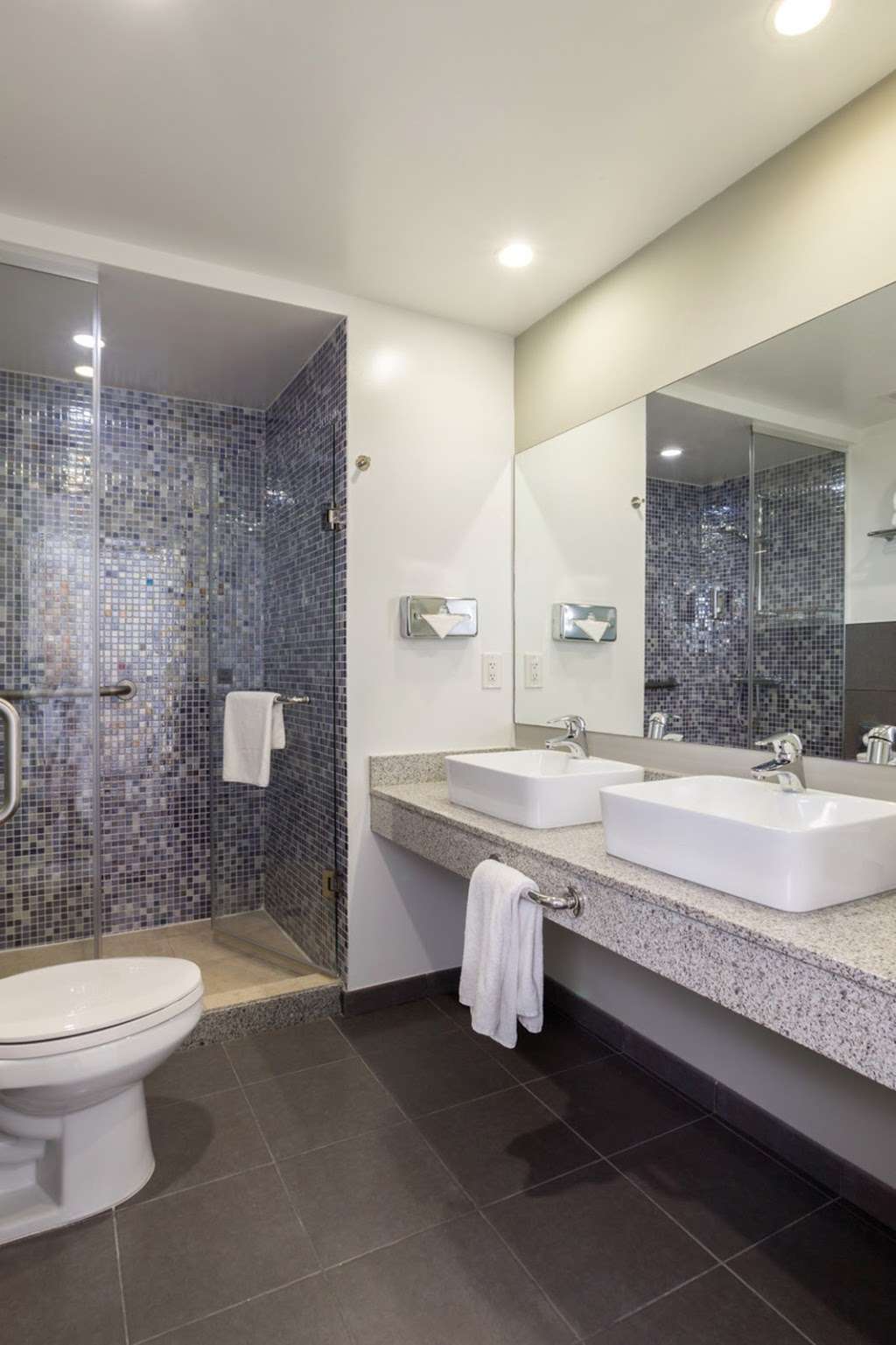 Hotel Riu Plaza Miami Beach | 3101 Collins Ave, Miami, FL 33140, USA | Phone: (305) 673-5333