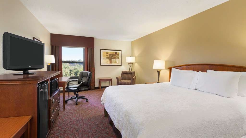 Hampton Inn Potomac Mills/Woodbridge | 1240 Annapolis Way, Woodbridge, VA 22191 | Phone: (703) 490-2300