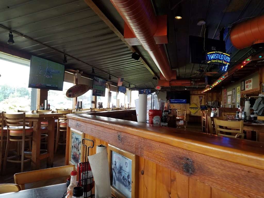 Hooters of New Castle | 194 S Dupont Hwy, New Castle, DE 19720 | Phone: (302) 326-2526