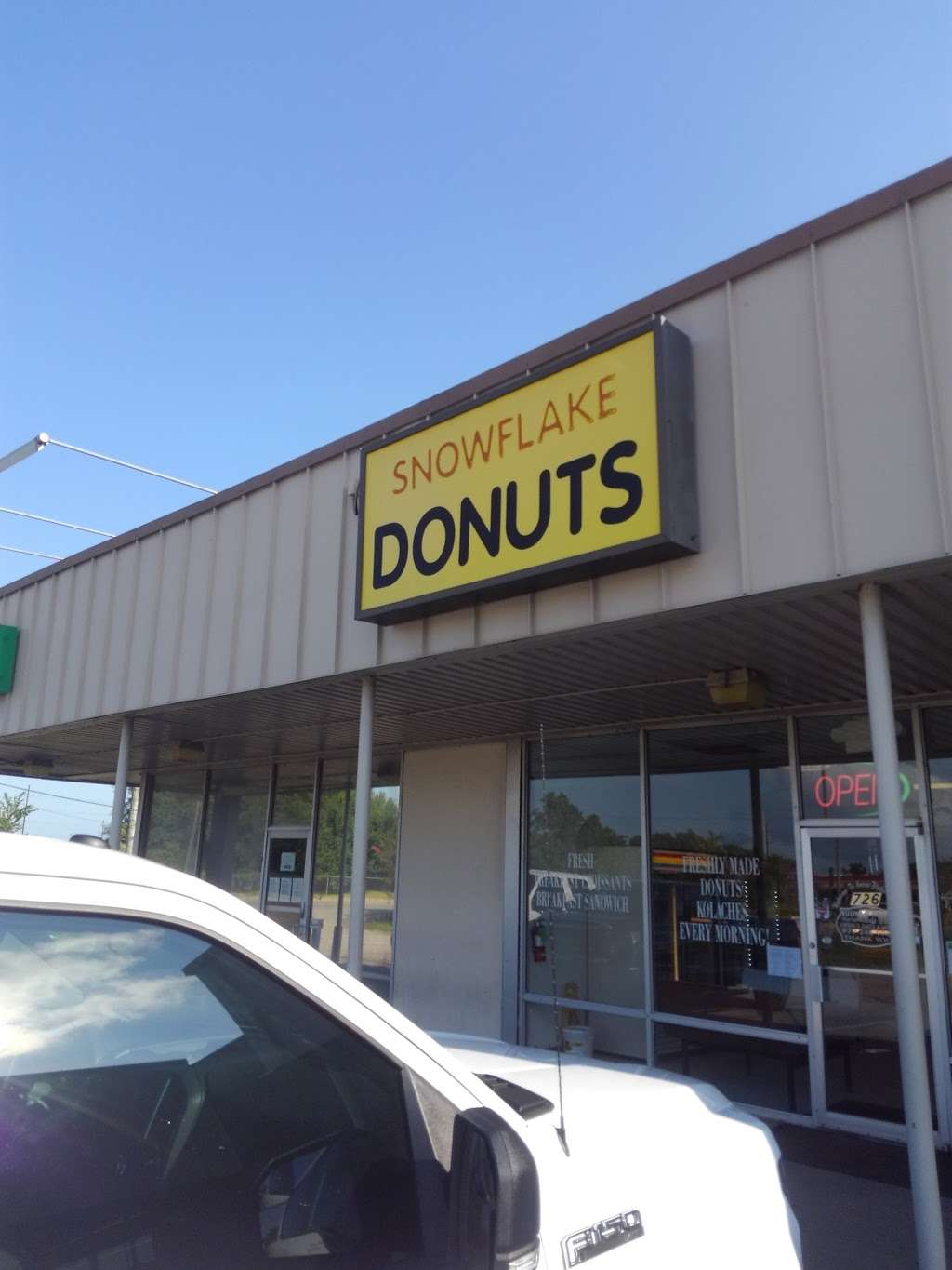 Snowflake Donuts | 728 W Brazos Ave, West Columbia, TX 77486, USA | Phone: (979) 345-9962