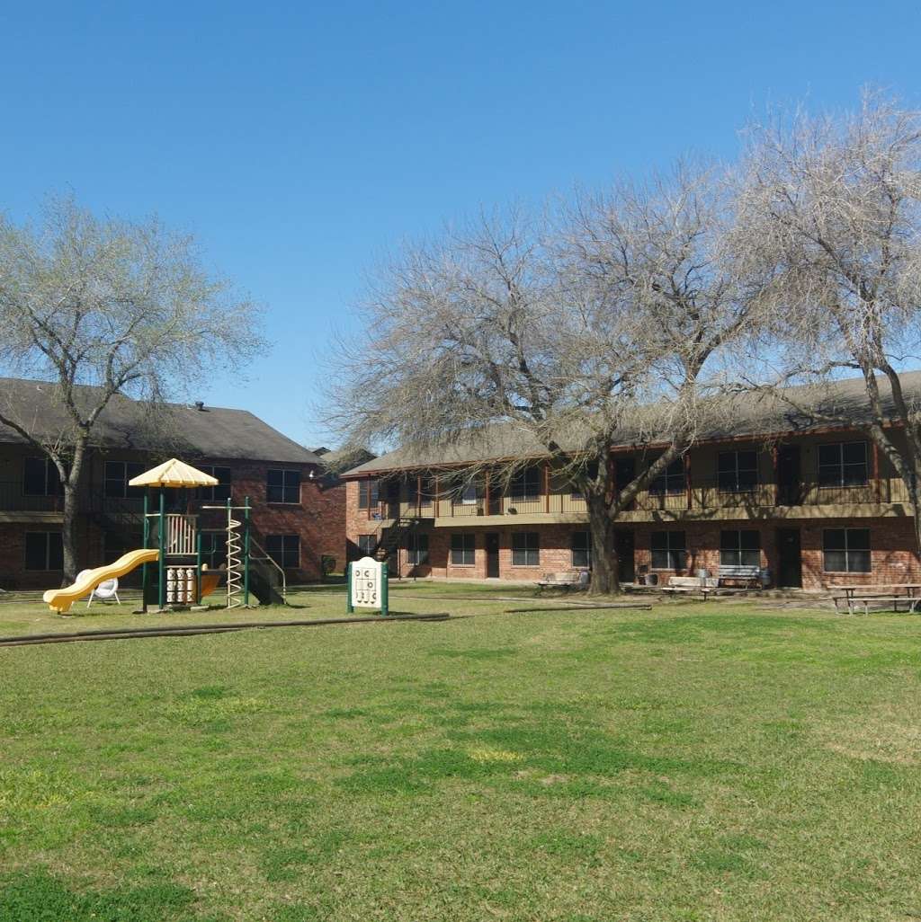 Oaks at Mustang Apartments | 2101 Mustang Rd, Alvin, TX 77511, USA | Phone: (281) 607-2065