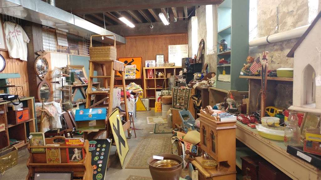 Strasburg Antique Market | 207 Georgetown Rd, Strasburg, PA 17579 | Phone: (717) 687-5624