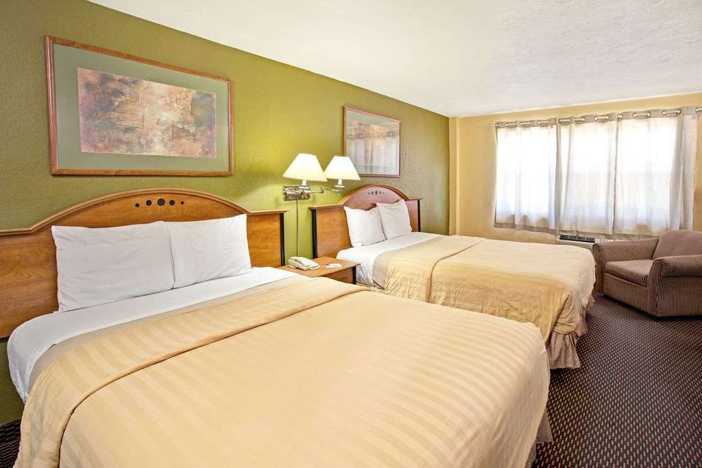 Travelodge by Wyndham Fort Lauderdale | 1251 E Sunrise Blvd, Fort Lauderdale, FL 33304, USA | Phone: (954) 763-6601