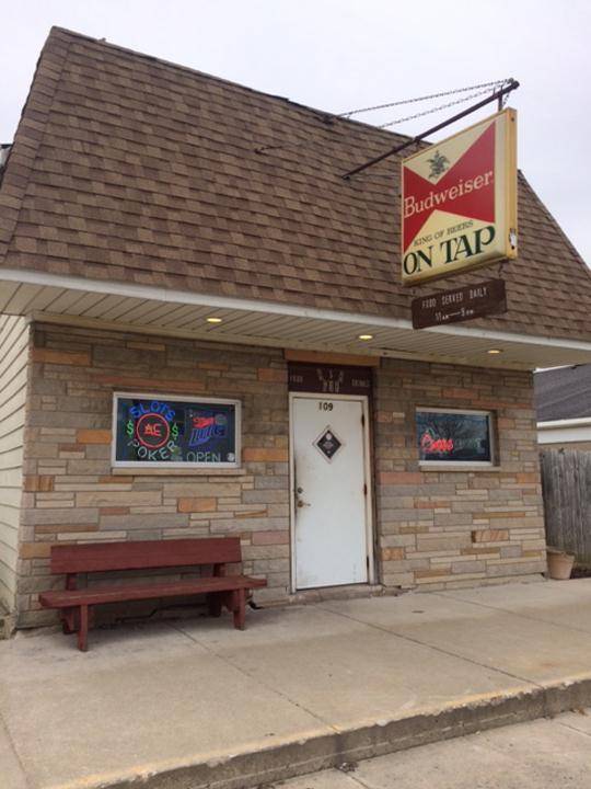 R & R Pub | 109 W Comanche Ave, Shabbona, IL 60550, USA | Phone: (815) 824-8469