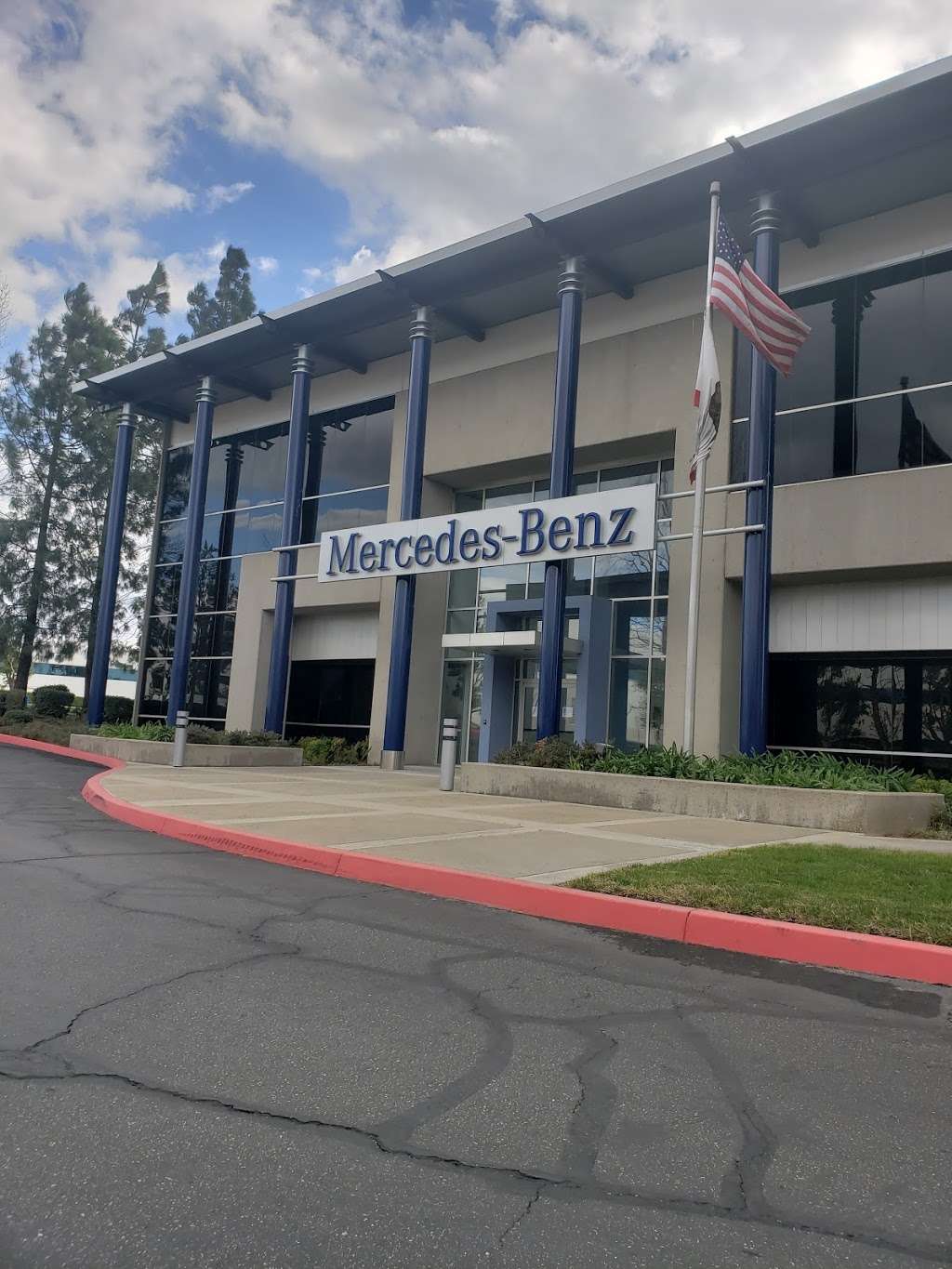 Mercedes-Benz USA LLC | 14613 Bar Harbor Rd, Fontana, CA 92336, USA | Phone: (909) 428-4000