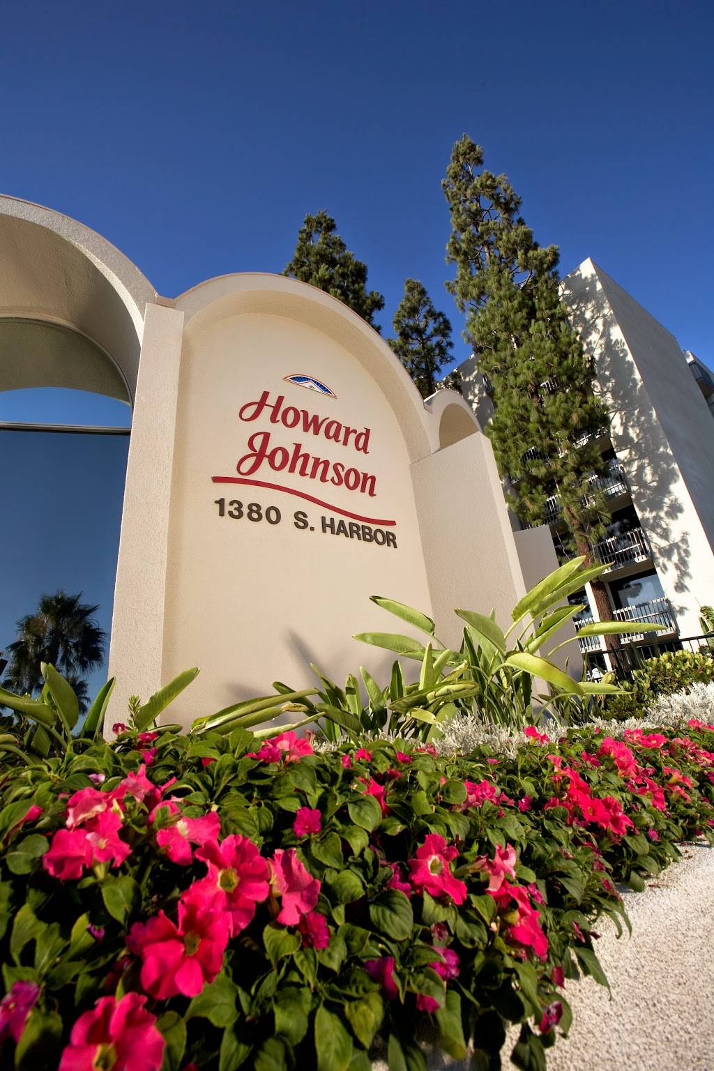 Howard Johnson Anaheim Hotel and Water Playground | 1380 S Harbor Blvd, Anaheim, CA 92802, USA | Phone: (714) 776-6120