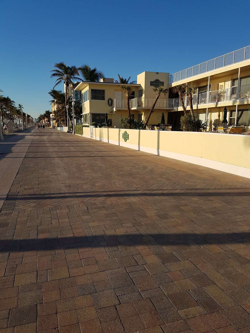 Tide Vacation Apartments | 2800 N Surf Rd, Hollywood, FL 33019, USA | Phone: (954) 923-3864