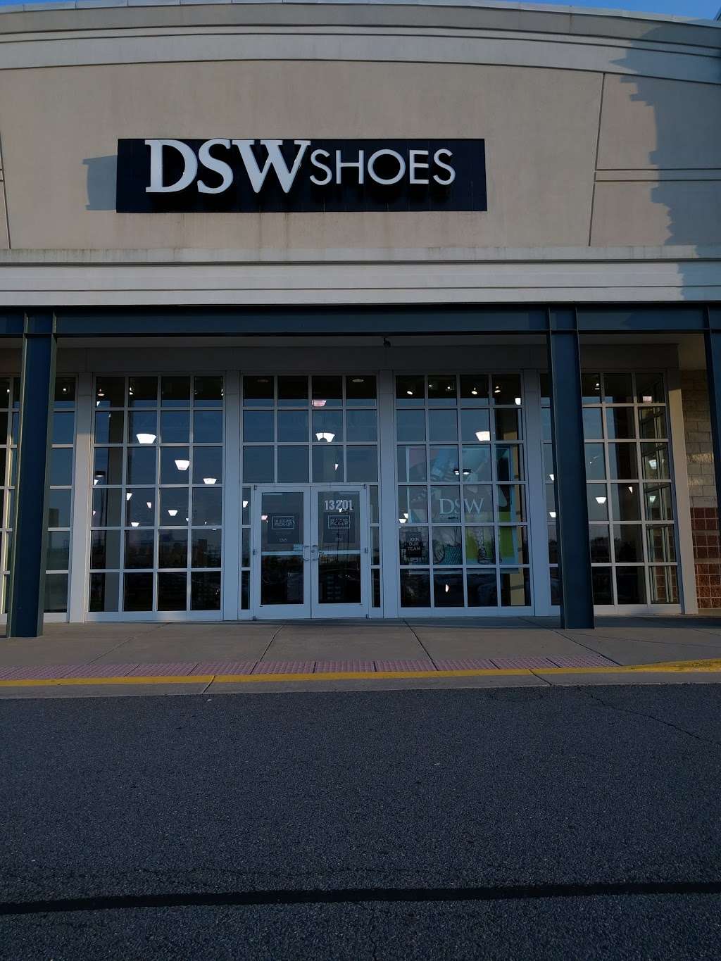 DSW Designer Shoe Warehouse | 13201 Gateway Center Dr, Gainesville, VA 20155 | Phone: (571) 248-6405