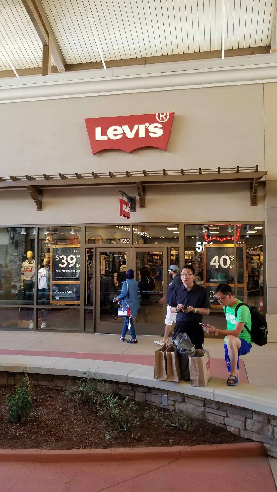 Levis Outlet Store at Charlotte Premium Outlets | 5422 New Fashion Way Suite 720, Charlotte, NC 28278 | Phone: (704) 588-6352