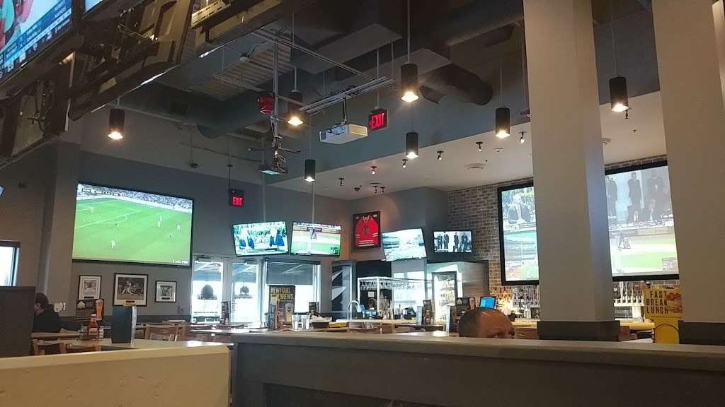 Buffalo Wild Wings | 111 Chicago Ridge Mall Drive, F15, Chicago Ridge, IL 60415 | Phone: (708) 424-9464