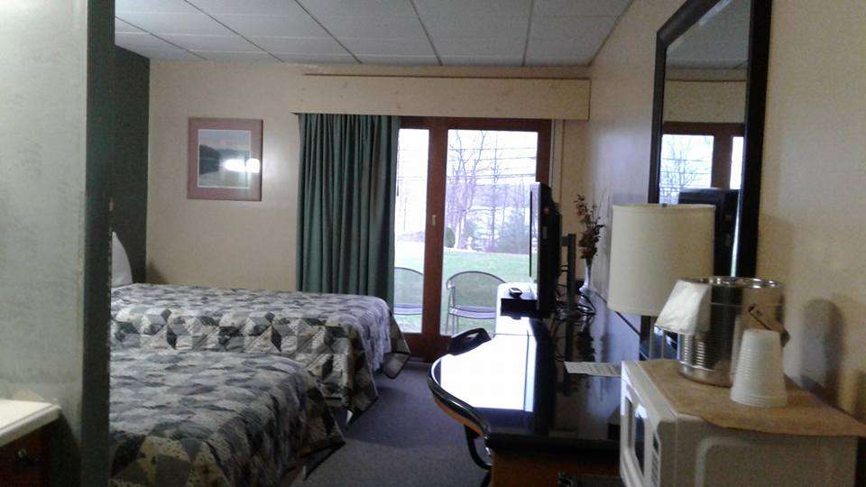 Greshams Lake View Motel | 7005 2499, US-6, Hawley, PA 18428, USA | Phone: (570) 226-4621