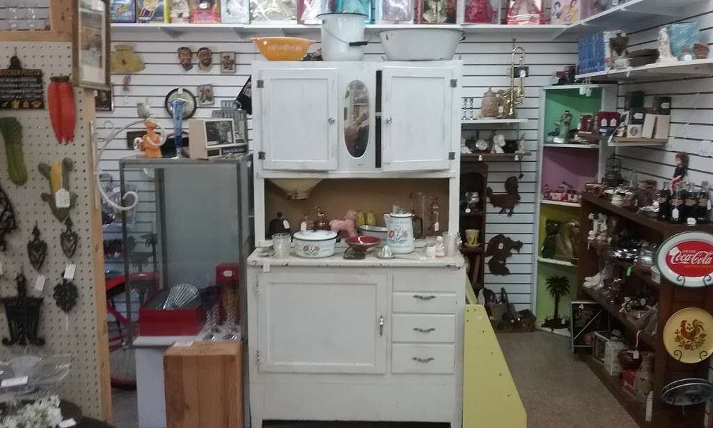 Vintiques Vintage & Antique Mall | 6161 Denver Industrial Park Rd, Denver, NC 28037, USA | Phone: (704) 483-3444