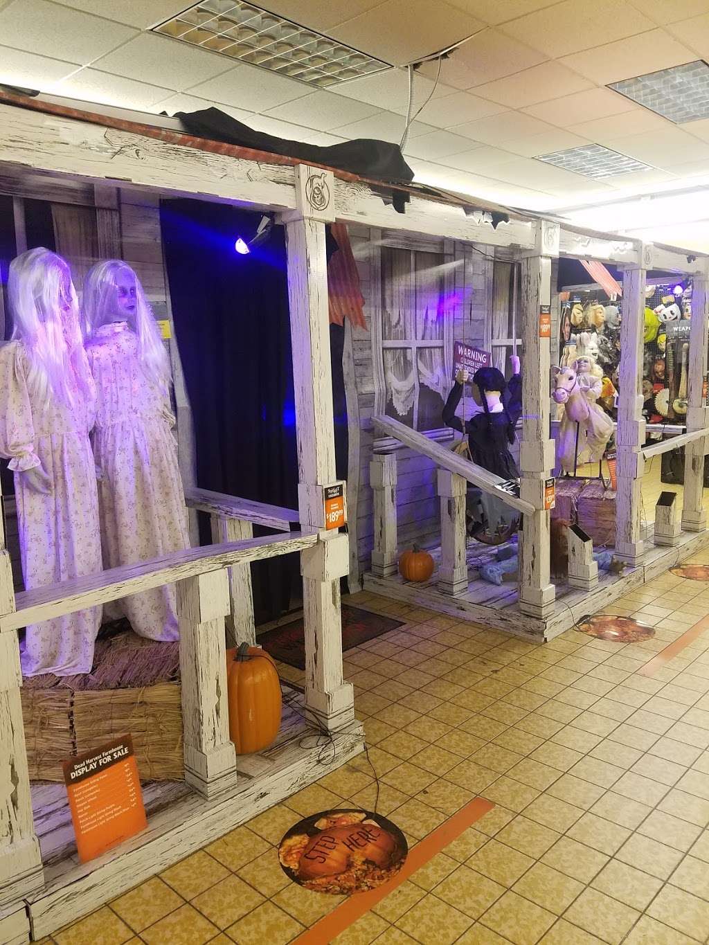 Spirit Halloween | 1670 Lincoln Way E, Chambersburg, PA 17202, USA | Phone: (866) 586-0155