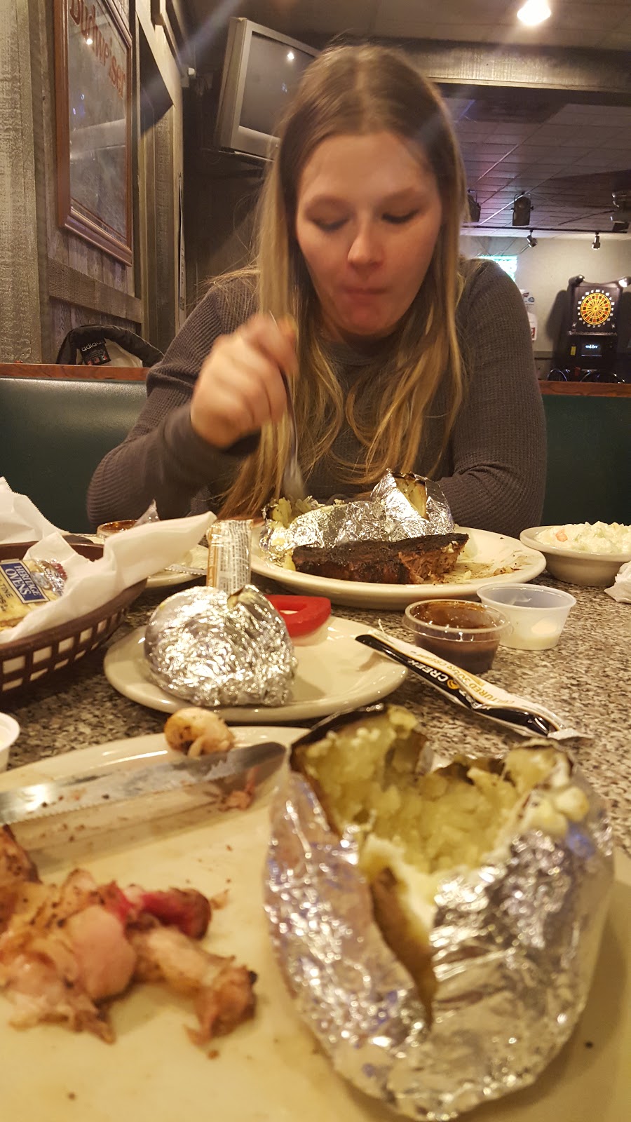 Magnums Bar and Grill | 407 E Main St, East Alton, IL 62024, USA | Phone: (618) 259-3794