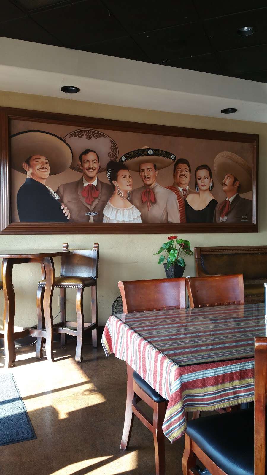 Guadalupes Grill | 3431 Pacific Pl, Long Beach, CA 90806 | Phone: (562) 490-2100