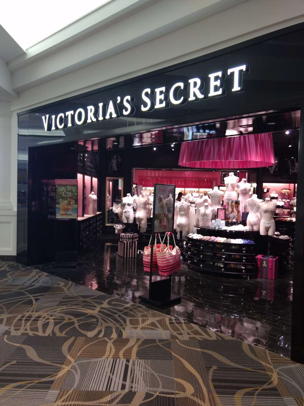 Victorias Secret & PINK | 2570 E Sunrise Blvd #2078A, Fort Lauderdale, FL 33304, USA | Phone: (954) 564-6404