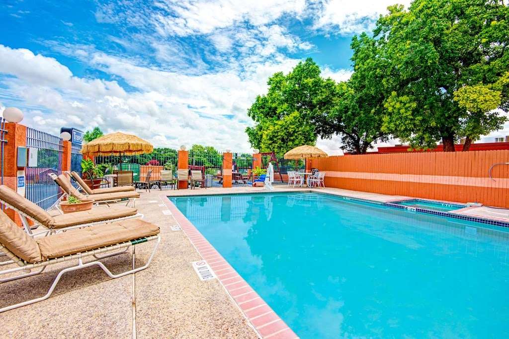 Travelodge by Wyndham San Antonio Lackland A F B | 120 Rustleaf Dr, San Antonio, TX 78242, USA | Phone: (210) 645-1561