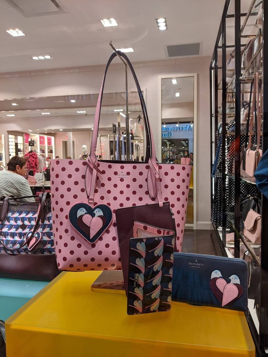 Kate Spade Outlet | 3000 Grapevine Mills Pkwy Suite 220, Grapevine, TX 76051, USA | Phone: (214) 513-1148