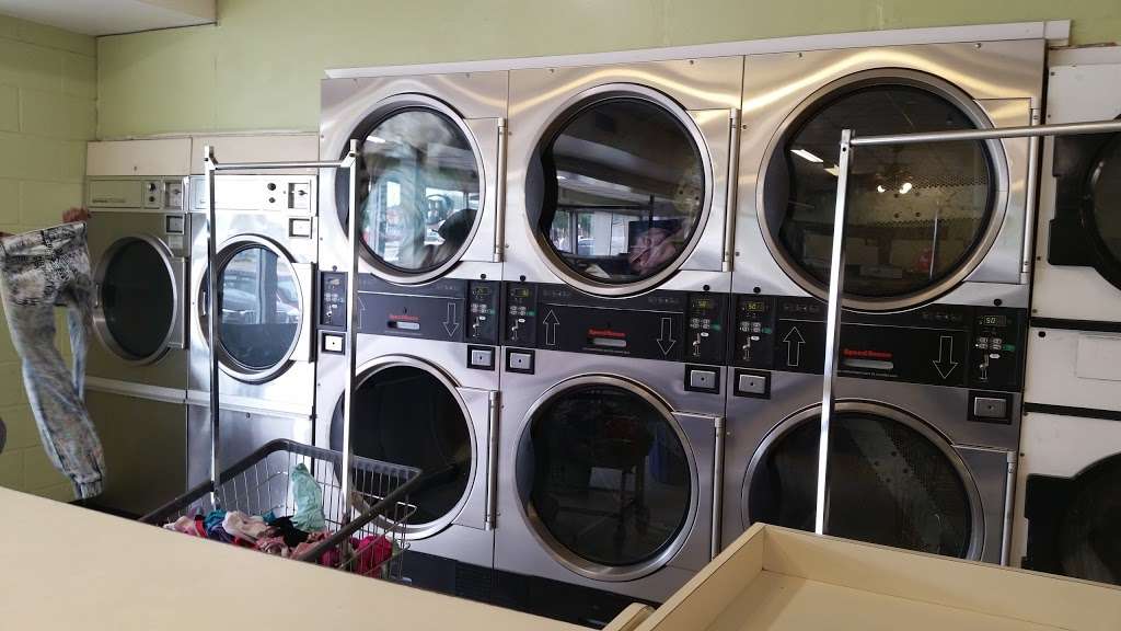 Laundry Basket Laundromat | 411 Chatham Heights Rd #125, Fredericksburg, VA 22405, USA | Phone: (540) 373-9546