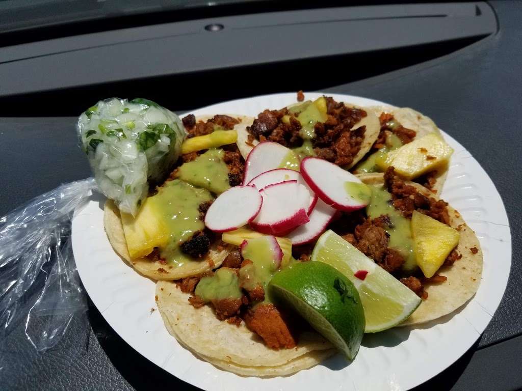 Leos Tacos Truck | 748 N Avalon Blvd, Wilmington, CA 90744 | Phone: (323) 346-2001