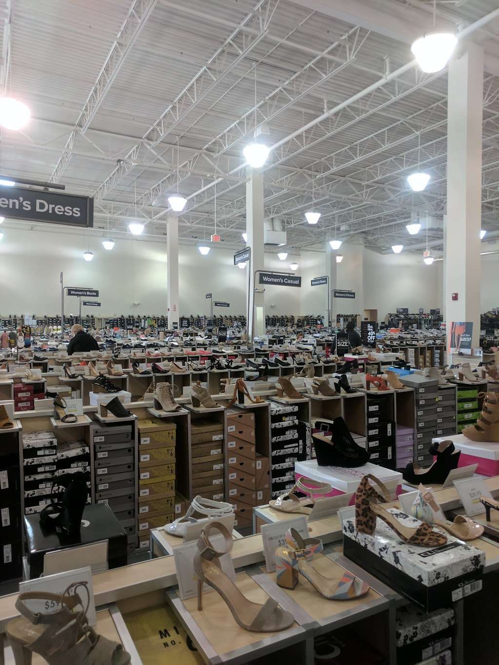 dsw store hrs