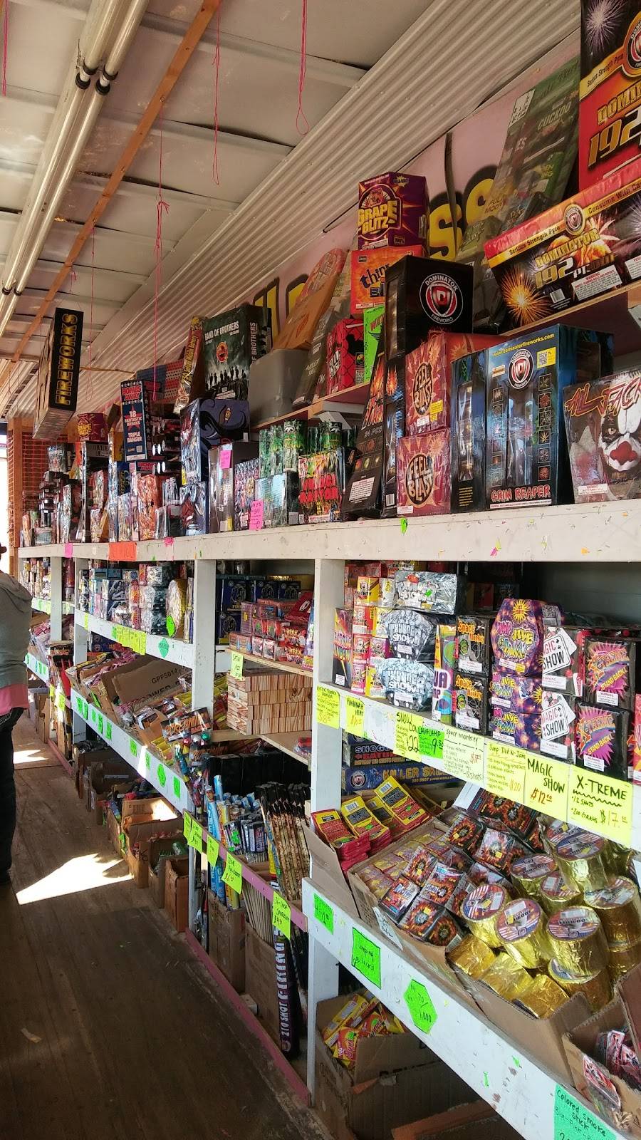 Casita Rosa Fireworks | 7572 TX-359, Laredo, TX 78043, United States | Phone: (956) 324-1043