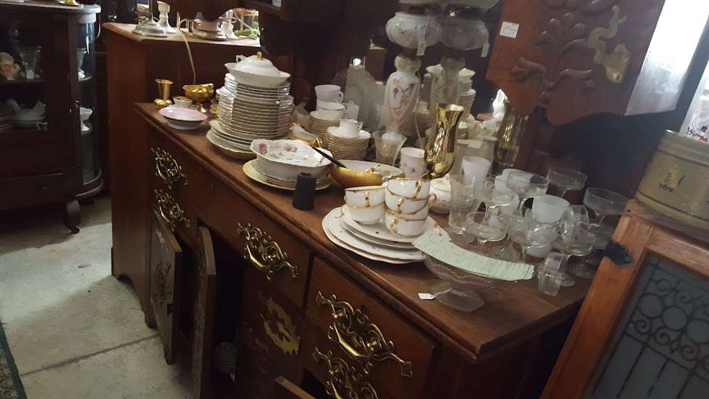 Log Cabin Antiques | 38001 E Boswell Rd, Lone Jack, MO 64070 | Phone: (816) 697-3881