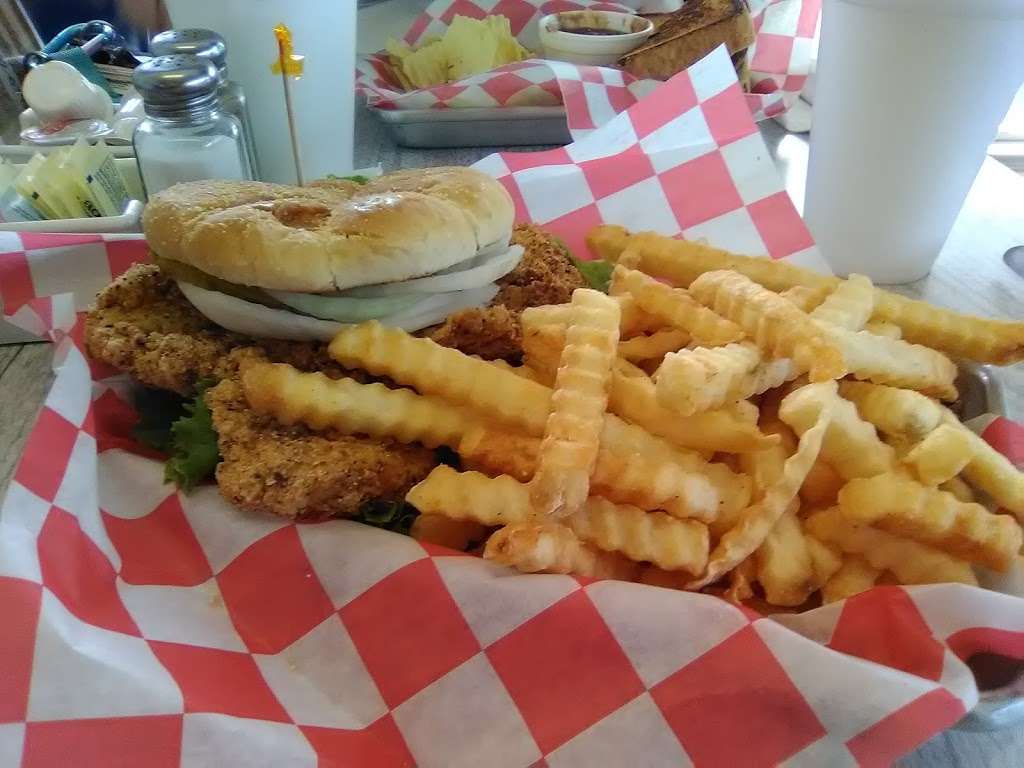 Bobbers Cafe at Shadyside Bait & Tackle | 2609, 1117 Alexandria Pike, Anderson, IN 46012, USA | Phone: (765) 393-2128